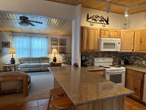 una cucina con piano di lavoro e un soggiorno di Long Shot Cabin a Red River