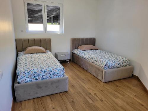 - 2 lits dans une chambre dotée de parquet dans l'établissement La maison des Daims, à Neufchef