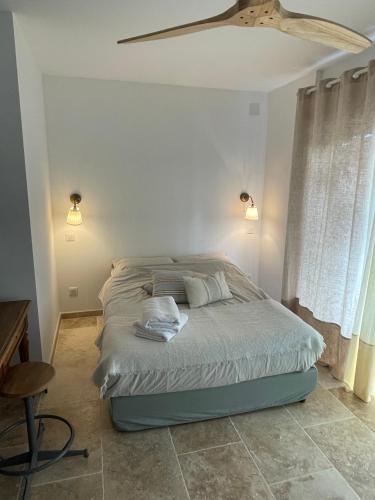 une chambre avec un lit avec deux serviettes dessus dans l'établissement Studio à deux pas des Calanques, à La Ciotat