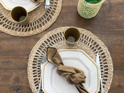 une plaque avec une étrave sur une table avec des paniers dans l'établissement Studio à deux pas des Calanques, à La Ciotat