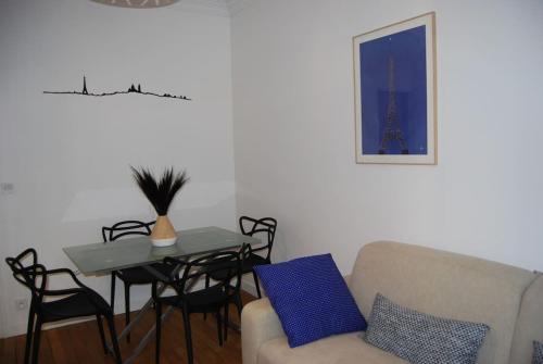 un salon avec un canapé et une table dans l'établissement Appartement 40 m2 à, Boulogne Billancourt, à Boulogne-Billancourt