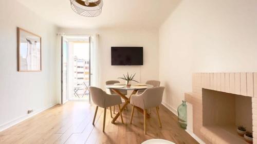 Televízia a/alebo spoločenská miestnosť v ubytovaní T2 avec balcon au coeur de Ajaccio - Clim & Wifi