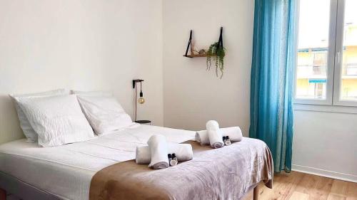 une chambre avec un lit avec des serviettes dessus dans l'établissement T2 avec balcon au coeur de Ajaccio - Clim & Wifi, à Ajaccio