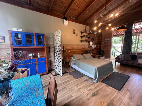 Postel nebo postele na pokoji v ubytování Arthi - LINDO LOFT RECANTO DOS PASSARINHOS com HIDROMASSAGEM!