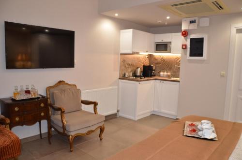 a living room with a chair and a table at Air Suite in Spáta