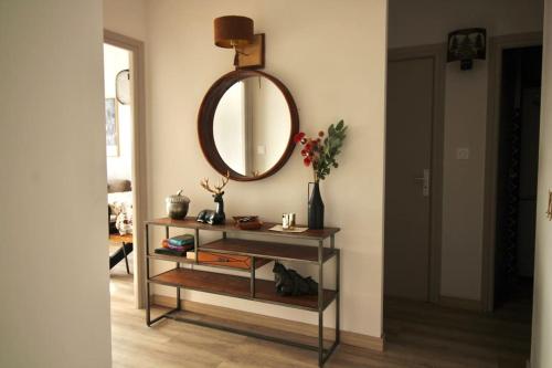 Cette chambre dispose d'une table avec un miroir mural. dans l'établissement Loft Edelweiss, à Font-Romeu-Odeillo-Via