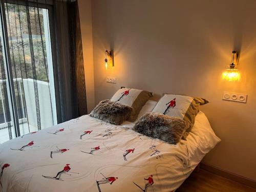 - une chambre dotée d'un lit avec des oiseaux rouges dans l'établissement Loft Edelweiss, à Font-Romeu-Odeillo-Via