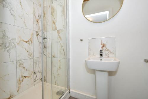 Ένα μπάνιο στο One Battison - Affordable Rooms, Suites & Studios in Stoke on Trent