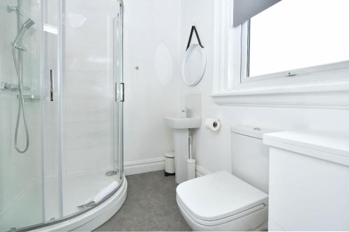 Ένα μπάνιο στο One Battison - Affordable Rooms, Suites & Studios in Stoke on Trent