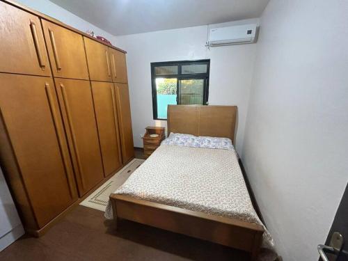 una piccola stanza con un letto e un armadio di Residencial Rosângela - Pantano Grande a Pântano Grande