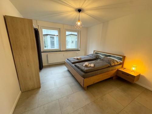 a small bedroom with a bed and a window at Ferienwohnung "Dream Suite" - im Coburger Wonderland - Ihr Zuhause auf Zeit! in Coburg