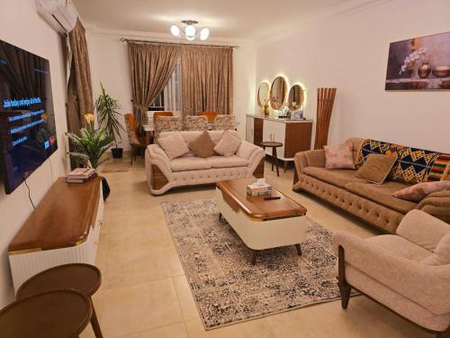 Χώρος καθιστικού στο Fabulous Brand New 3BR Apartmtent with Garden-Madinaty