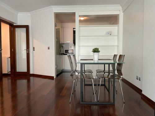a dining room table and chairs in a room at Apartamento Arrabida in Lisbon