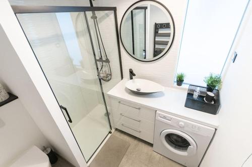 La salle de bains est pourvue d'un lave-linge et d'un miroir. dans l'établissement L'Artistico - Hypercentre - Gare, à Angers