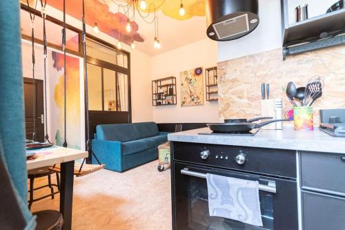 Il comprend une cuisine équipée d'une cuisinière et un salon. dans l'établissement L'Artistico - Hypercentre - Gare, à Angers