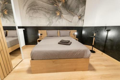 une chambre avec un lit et un tableau au mur dans l'établissement L'Artistico - Hypercentre - Gare, à Angers