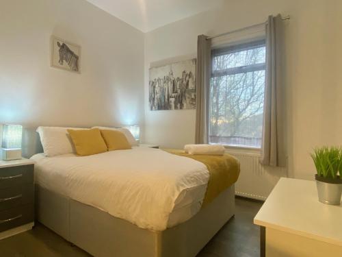 Postel nebo postele na pokoji v ubytování EMERALD LIVING - Stoke-on-Trent Central, close to Water World & Alton Towers, with free parking!