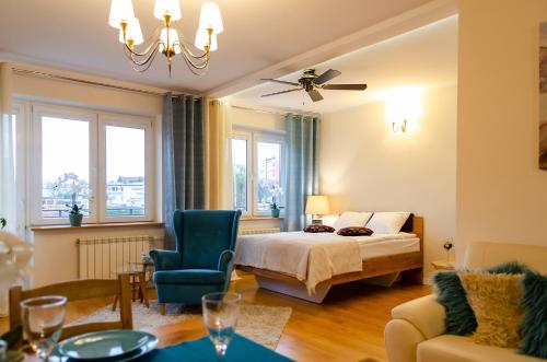sypialnia z łóżkiem, kanapą i krzesłem w obiekcie Apartament Deluxe w mieście Płock