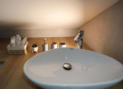 ein weißes Waschbecken im Bad mit Theke in der Unterkunft duplex chaleureux avec spa privé in Straßburg