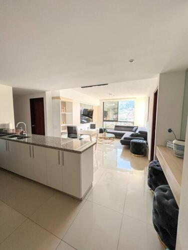 Ruang duduk di Upper Scale and Cozy Apart in the Heart of Escalon