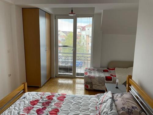Llit o llits en una habitació de Groz Apartment