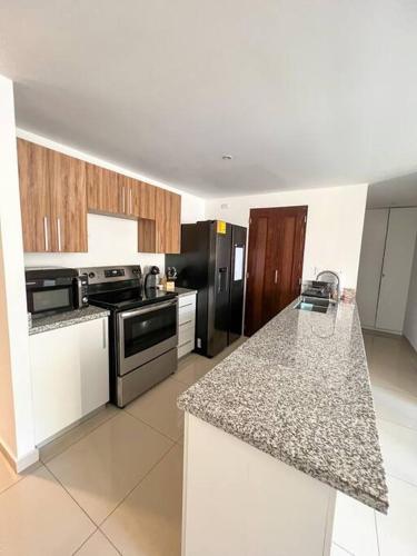 Dapur atau dapur kecil di Upper Scale and Cozy Apart in the Heart of Escalon