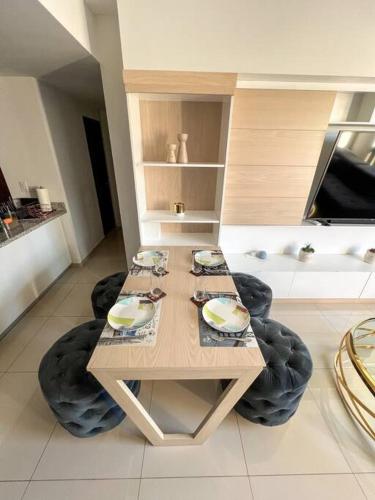 Televisyen dan/atau pusat hiburan di Upper Scale and Cozy Apart in the Heart of Escalon