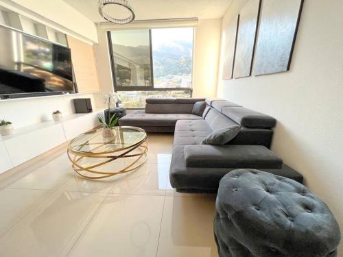 Ruang duduk di Upper Scale and Cozy Apart in the Heart of Escalon
