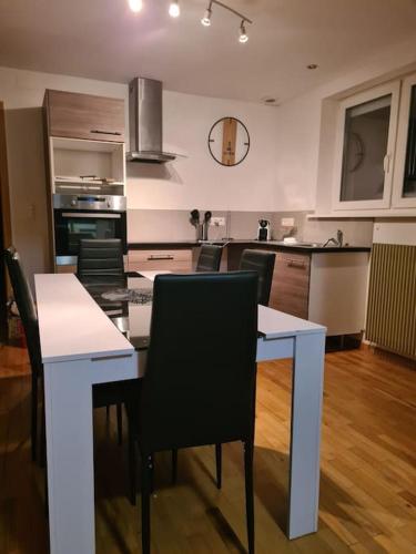 une cuisine avec une table et des chaises dans une pièce dans l'établissement Bienvenue chez Angèle Homes 1, à Niederbronn-les-Bains