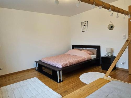 une chambre avec un lit dans le coin d'une pièce dans l'établissement Bienvenue chez Angèle Homes 1, à Niederbronn-les-Bains