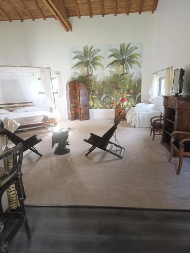 une chambre avec des palmiers sur le mur dans l'établissement Le Basque, le palmier exotique, à Bazas