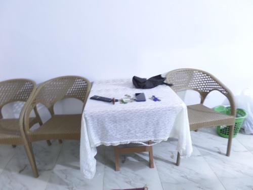 a table with a white table cloth and chairs at برج بيلو بيتش in Alexandria