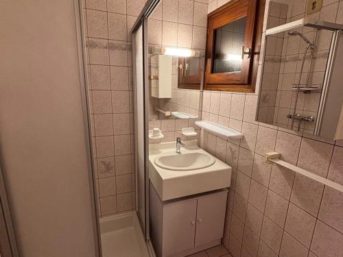 ein Badezimmer mit Waschbecken und Spiegel in der Unterkunft Chalet charmant avec balcon sud et Multi Pass à 3€/jour! - FR-1-692-22 in La Chapelle-dʼAbondance