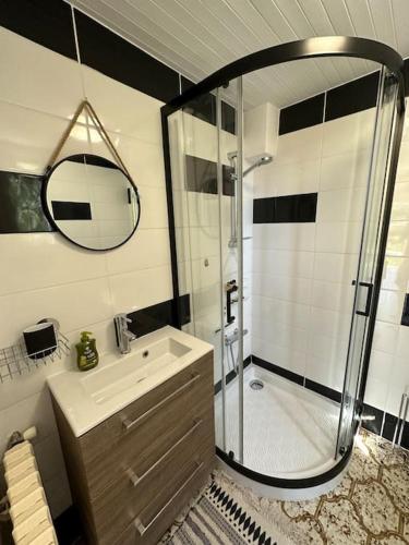 une salle de bain avec douche et lavabo dans l'établissement L'Olivette, à Aubenas