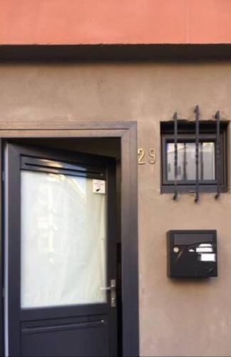 un bâtiment avec une porte et une fenêtre au-dessus dans l'établissement Cozy studio 3min MER nice CENTRE, à Nice