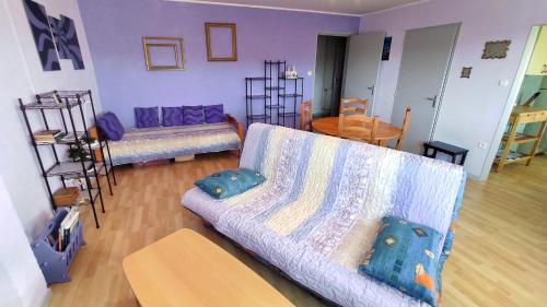 un salon avec un canapé et une table dans l'établissement PARME Appt spacieux et calme plein sud, vue panoramique, à La Bresse