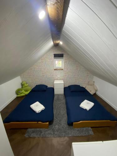 Cette chambre mansardée comprend 2 lits. dans l'établissement Domaine de la Tour Carrée, à Jouy