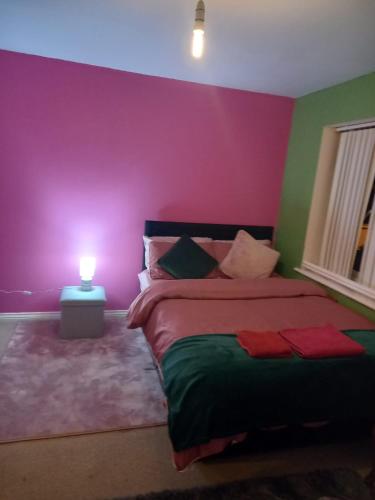Postel nebo postele na pokoji v ubytování Luxury room in Walsall