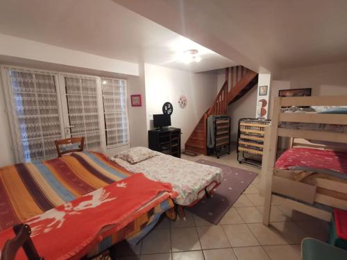 1 dormitorio con 2 literas y escalera en Maison cantalienne typique, en Allanche