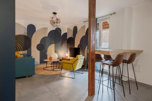 un salon avec une table et des chaises dans l'établissement Appartement Pandore - Colmar City Center - Balcony, à Colmar