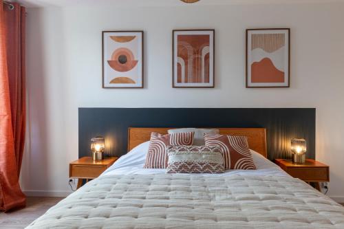 une chambre avec un grand lit avec des oreillers dessus dans l'établissement Appartement Pandore - Colmar City Center - Balcony, à Colmar