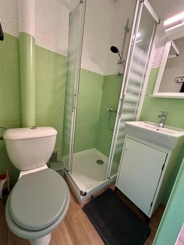 une salle de bain avec toilettes, douche et lavabo dans l'établissement El Galion, piscine, plage, terrain tennis, à Argelès-sur-Mer
