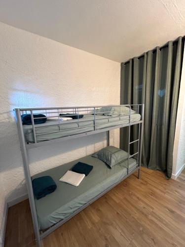 une chambre avec deux lits superposés dans une pièce dans l'établissement El Galion, piscine, plage, terrain tennis, à Argelès-sur-Mer