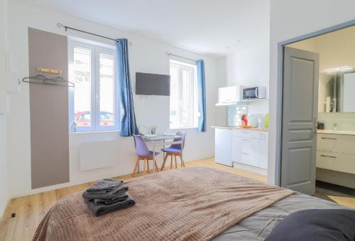 une chambre avec un lit et une cuisine avec une table dans l'établissement ZenkaSerenity 2- 3 min Gare-IUT-Centre, Tout confort, à Saint-Quentin