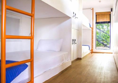 Postel nebo postele na pokoji v ubytování Traveler's Haven Hostel at Colombo Intl Airport