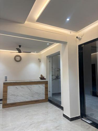 a living room with a large mirror and a ceiling at Hotel Taj Way by Jyoti Villa in Agra