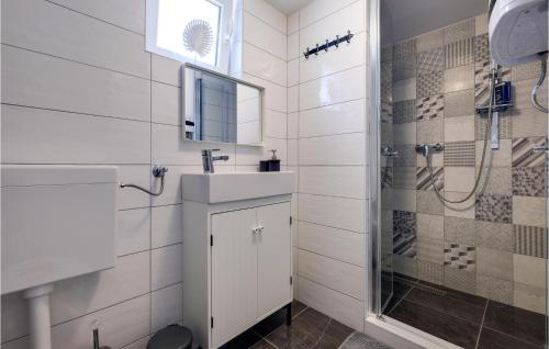 Ένα μπάνιο στο Amazing Home In Sedlarica With Sauna