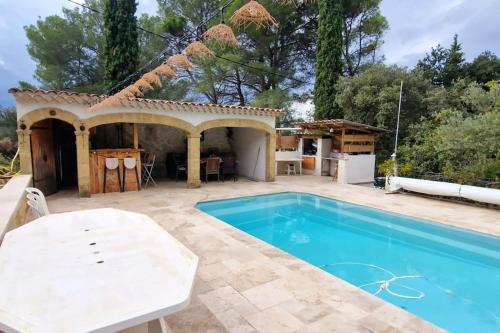 une villa avec piscine et une maison dans l'établissement Villa Provençale Harmonie 8 Guest poolhouse, à Lambesc
