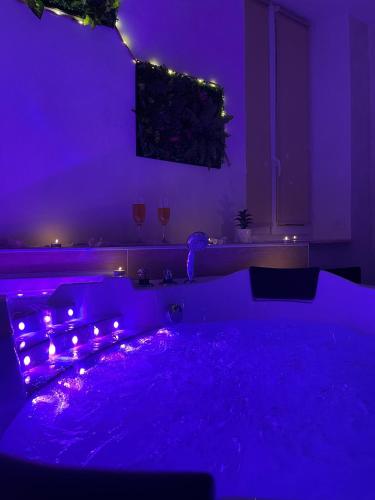 Ένα ή περισσότερα κρεβάτια σε δωμάτιο στο Love Appart'