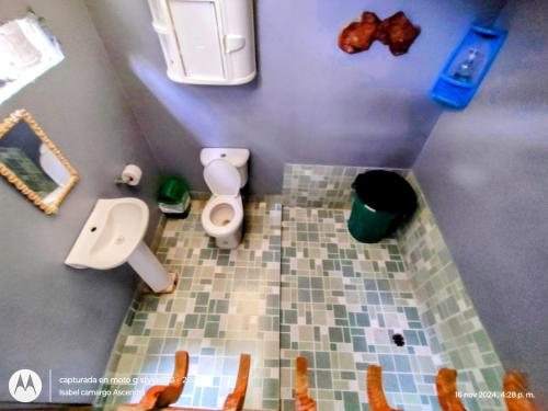 an overhead view of a bathroom with a tiled floor at Eco Hotel Campo Verde in Isla Grande